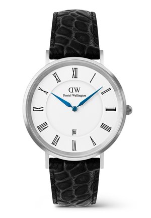 Okrogla srebrna ura z belo številčnico, črnimi rimskimi številkami, modrimi kazalci, ki kažejo 10:08, črnim usnjenim paščkom z teksturo in prikazom datuma ob 6. uri.