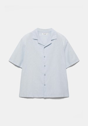 Camicia azzurro chiaro a maniche corte con bottoni e colletto camp, mostrata distesa su sfondo bianco.