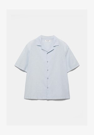Camicia azzurro chiaro a maniche corte con bottoni e colletto camp, mostrata distesa su sfondo bianco.