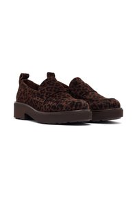 Scarpe slip-on marroni con motivo leopardato, in pelle scamosciata, suole spesse marroni, punta arrotondata e doppie linguette sul tallone.