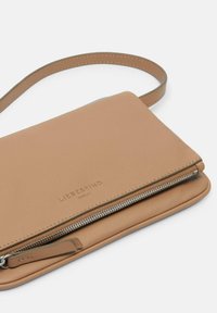 Braune Leder-Crossbody-Tasche mit Reißverschluss, glatter Textur und geprägtem Markenlogo. Sie verfügt über einen abnehmbaren Gurt für vielseitige Tragemöglichkeiten.