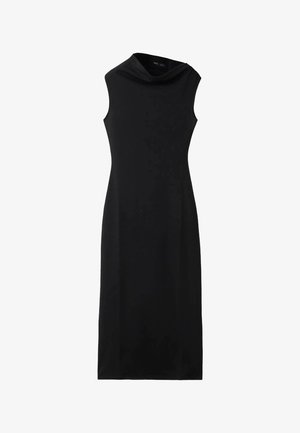 Czarna sukienka midi bez rękawów z wysokim dekoltem typu komin oraz prostym, dopasowanym fasonem.