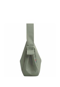 Kleine Umhängetasche aus Salbeigrünem Stoff mit breitem Riemen und dezenter mehrfarbiger Etikette an der Seite, vor weißem Hintergrund dargestellt.