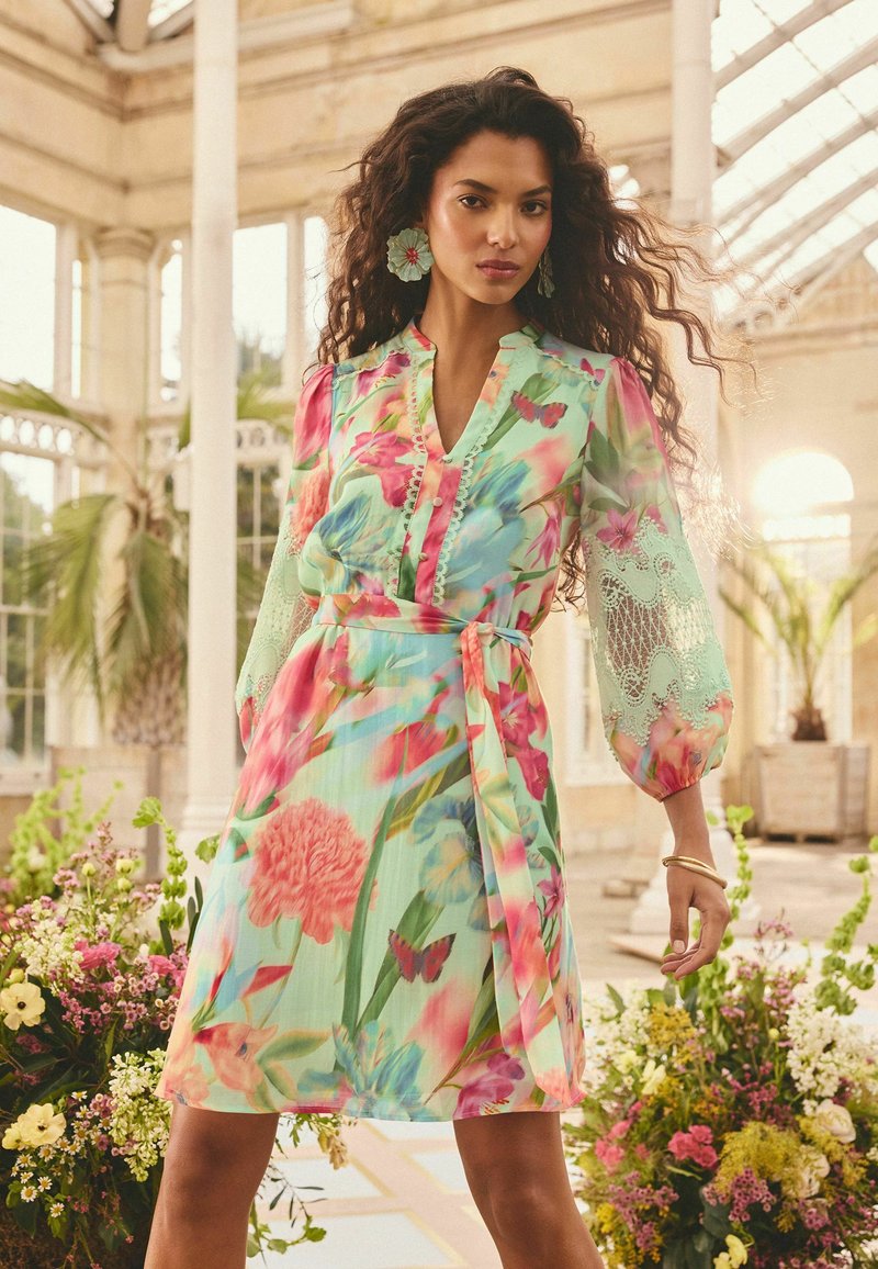 pink and green shirt dress Love & Roses REGULAR FIT - V-NECK CREPE MINI - Shirt dress - blurred floral/green 928