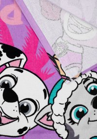 Asciugamano in morbido terry con personaggi dei cartoni animati colorati, prevalentemente bianco e grigio con accenti neri, su uno sfondo viola e rosa.