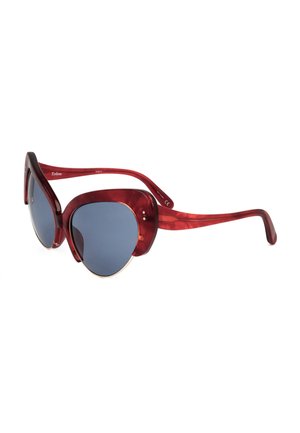 Occhiali da sole a gatto con montatura tartarugata rossa, lenti blu scuro e dettagli dorati, mostrati leggermente inclinati su sfondo bianco.
