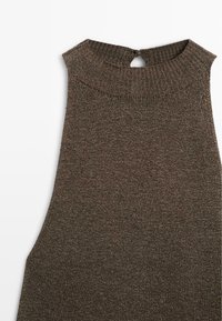 Mouwloos gebreid bruin topje met geribde ronde hals en een kleine sleutelgatknopsluiting aan de achterkant.