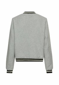Graue Bomberjacke aus strukturiertem Stoff mit geripptem Kragen und gestreiften Schwarz-Weiß-Bündchen und Saum. Verfügt über ein einfaches Design ohne Verzierungen.