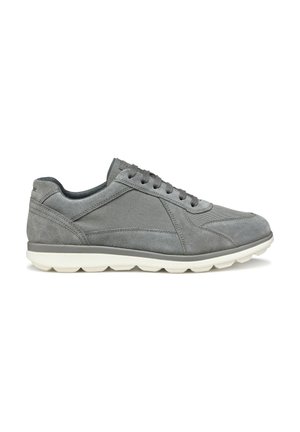 Zapatillas de ante gris con acentos textiles en tonos similares, diseño de cordones y una gruesa suela de goma blanca con recortes redondeados para mayor flexibilidad.