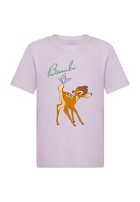 Šviesiai purpurinė marškinėliai su pieštuku pavaizduotu elniu, turinčiu rudų akcentų ir baltų dėmelių, šalia drugelio iliustracijos ir "Bambi" teksto žaliai.