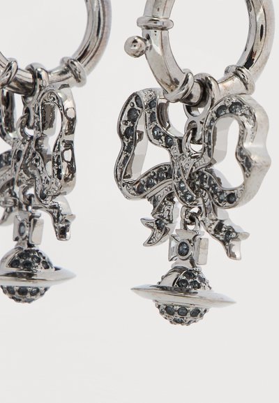 Ασημένια σκουλαρίκια κρίκοι με περίπλοκα σχέδια φιδιού και μπλε λεπτομέρειες, με κρεμαστά γούρια σε σχήμα γήινης σφαίρας και πλανήτη με δακτυλίους.