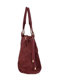 Borsa a secchiello in suede color bordeaux con chiusura a coulisse. Presenta doppi manici con hardware dorato e una superficie morbida e testurizzata.