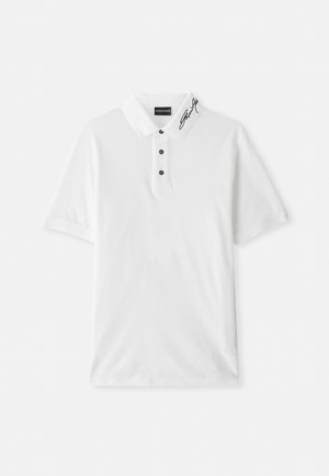 Camisa polo blanca de algodón, con un collar clásico, tapeta de tres botones con botones negros y una firma en el cuello.