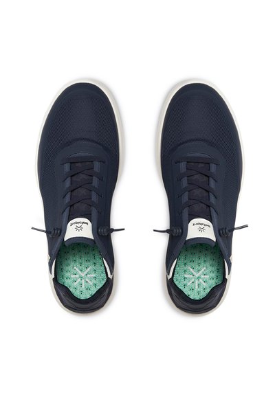 Baskets en mesh navy avec une texture, semelle en caoutchouc blanc, lacets élastiques et semelle intérieure à motif vert avec un logo.