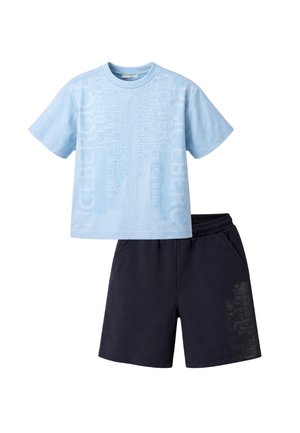T-shirt a maniche corte azzurro chiaro con testo logo verticale sottile e pantaloncini neri con elastico in vita, con dettaglio logo abbinato sulla gamba.