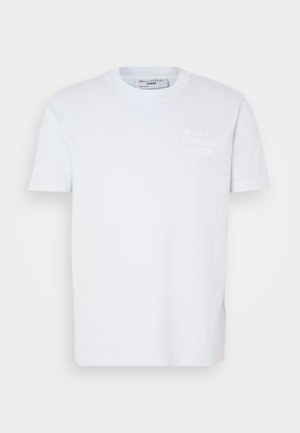 Witte katoenen T-shirt met een ronde hals en korte mouwen. Heeft een subtiele, lichtgekleurde logo dat op de linkerborst is gedrukt.