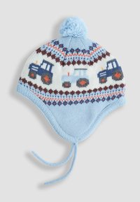 Gebreide blauwe beanie met een pompon, voorzien van tractormotieven in blauw en wit, en een warme, gestructureerde afwerking met oorkleppen en strikjes.