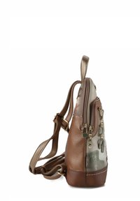 Brauner Leder-Rucksack mit strukturierter Oberfläche, ausgestattet mit einem Reißverschlussfach, verstellbaren Riemen und metallischen Akzent-Details.