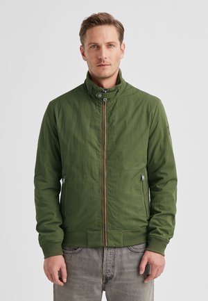 Grüne Bomberjacke mit hohem Kragen, Frontreißverschluss und Seitentaschen. Verfügt über gerippte Bündchen und Saum. Hergestellt aus leichtem Material.