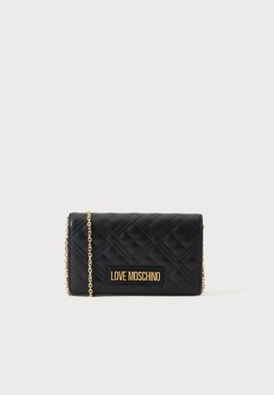 Schwarze gesteppt rechteckige Tasche mit goldenem Kettenriemen und goldener "Love Moschino" Logo-Plakette vorne.