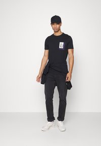 Brave Soul T-shirt estampada - jet black/multicolour