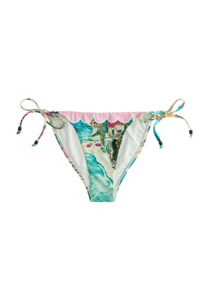 Spodný diel bikín so šnúrkami na bokoch, s potlačou pobrežnej krajiny v modrých, ružových a zelených odtieňoch so zvlneným ružovým lemom na hornej strane.