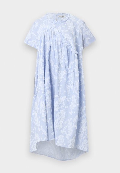 Φωτεινό γαλάζιο φόρεμα με κοντά μανίκια, λευκή κεντημένη ανθοδέσμη, ασύμμεσο τελείωμα, βολάν στο μπροστινό μέρος και μικρό γιακά.