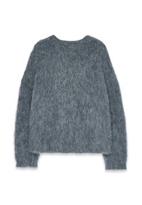 Suéter gris fuzzy con mangas largas, cuello redondo y textura suave. Presenta un corte holgado y un diseño minimalista.