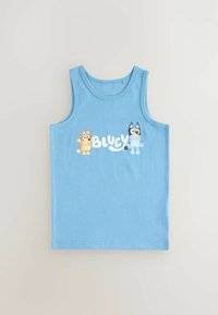 Lichtblauw tanktop van katoen met een ronde halslijn; heeft cartoonfiguren op de voorkant met het woord "Bluey" in speelse lettertypen.