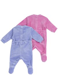 Deux combinaisons pour enfants exposées, une en violet clair et une en rose. Fabriquées en tissu doux, elles possèdent des manches longues et des fermetures à pression.
