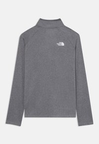 Γκρίζο μακρυμάνικο πόλο με υψηλό λαιμό, κατασκευασμένο από υφή υφάσματος. Διαθέτει μικρό λευκό λογότυπο στο πάνω αριστερό μέρος της πλάτης.