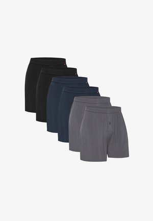 Sechs Paar Herrenboxershorts in Schwarz, Marineblau und Grau, in versetzter Reihe auf weißem Hintergrund angeordnet.