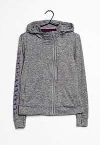 Chaqueta con capucha gris y cierre de cremallera, hecha de una tela texturizada. Cuenta con bolsillos laterales y un colorido texto "Superdry Sports" en la manga.