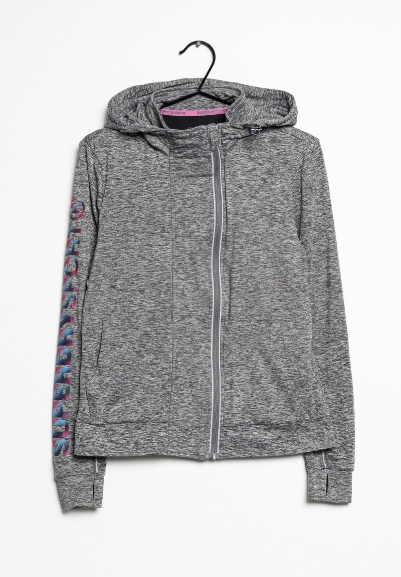 Chaqueta con capucha gris y cierre de cremallera, hecha de una tela texturizada. Cuenta con bolsillos laterales y un colorido texto "Superdry Sports" en la manga.