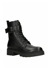 Černá kožená kotníková bota s pevnou podrážkou, šněrováním vpředu a ozdobným páskem s přezkou. Má zaoblenou špičku a texturovaný povrch.