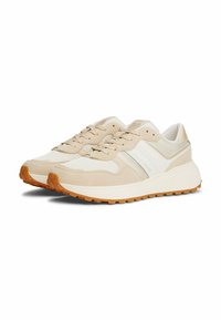 Sneaker beige realizzati in un mix di tessuto e suede. Presentano una striscia bianca, una suola testurizzata e una soletta ammortizzata per il comfort.