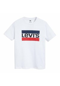 Camiseta blanca de manga corta con el logo de Levi's centrado entre franjas horizontales azul marino y roja.