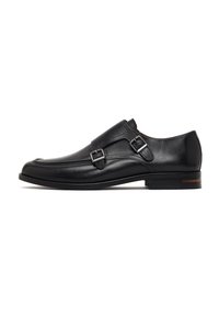 Zapato de vestir negro de cuero con diseño de doble hebilla, punta redondeada y tacón bajo apilado. Textura suave con un brillo sutil y acentos minimalistas.