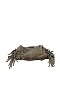 Ruskea mokkalaukku, jossa on hapsukoristelu. Siinä on litteä muoto, suorakaiteen muotoinen aukko ja teksturoitu pinta. Koristeina rei'itetyt metalliosat.