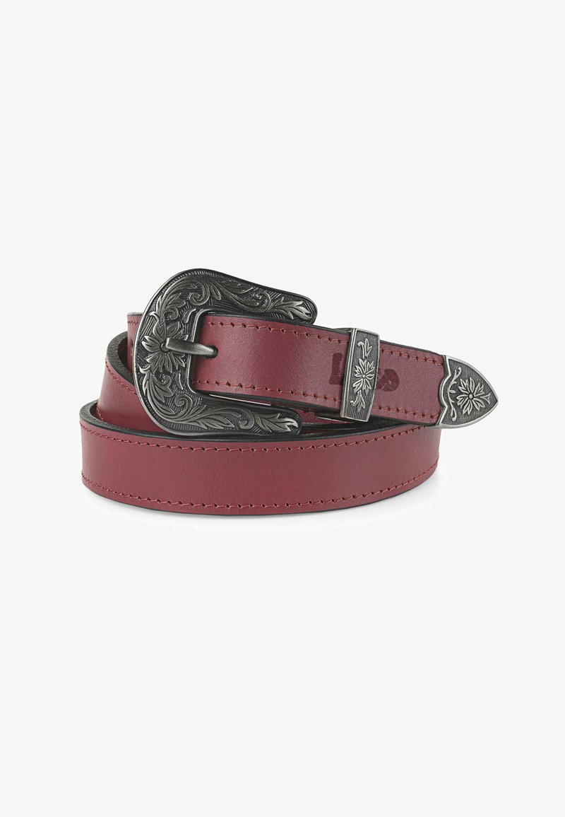 Cinturón de cuero rojo con una hebilla metálica grabada, que presenta patrones florales y una punta metálica a juego. Textura suave y bordes cosidos.