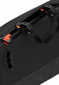 Borsa in tessuto nero con manico in plastica e dettagli arancioni. Presenta una superficie testurizzata e una fessura laterale con viti per l'attacco.
