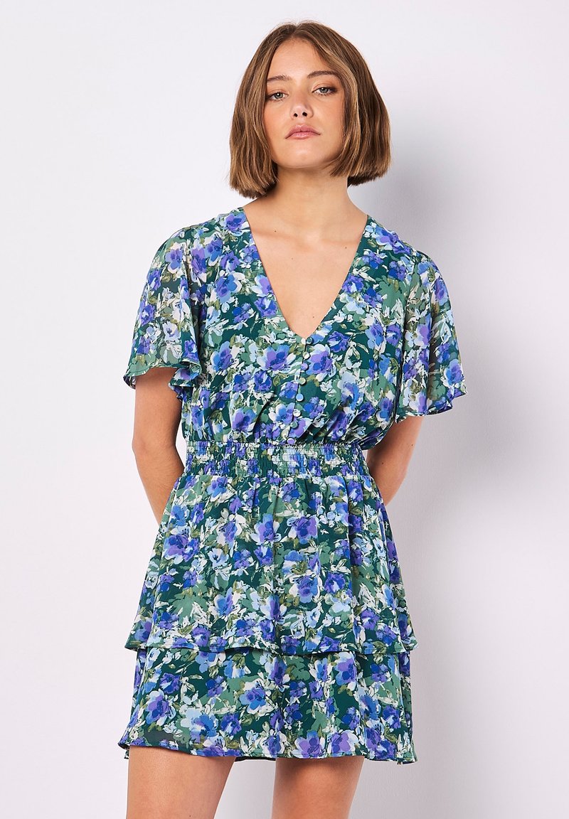 Blumenmuster-Kleid mit V-Ausschnitt, kurzen Schmetterlingsärmeln, gerafftem Taillenbereich und gestuftem Rüschensaum in Grün-, Blau- und Lilatönen.