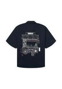 Chemise noire à manches courtes avec un dessin au trait blanc représentant un chariot de nouilles avec des lanternes suspendues, des bols et une enseigne "WOODBIRD".