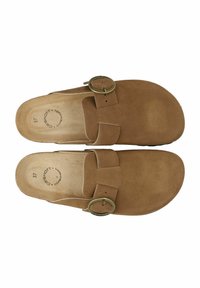 Braune Wildleder-Clogs mit zwei verstellbaren Riemen, die Messing-Schnallen haben und ein konturiertes Fußbett bieten. Glatte Oberfläche mit abgerundeten Zehen. Größe 37.