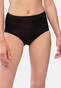 Culotte noire taille haute en coton avec une texture lisse, une taille élastique et sans logos ni motifs visibles. Conçue pour le confort et la couvrance.