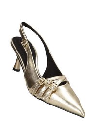 Tacón de slingback metálico dorado con punta afilada, que presenta tres correas decorativas y detalles de hebilla. Superficie texturizada y tacón moderado.