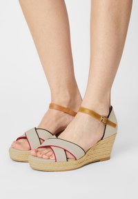s.Oliver Sandali con plateau - grey