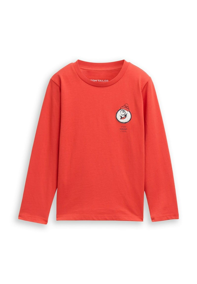 Rotes Langarm-T-Shirt aus Baumwolle. Hat einen runden Ausschnitt und ein verspieltes besticktes Design eines lächelnden Charakters mit einer Mütze.