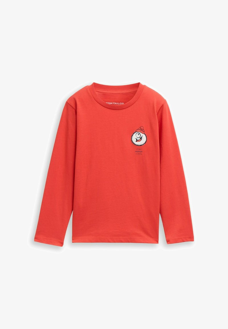 Rotes Langarm-T-Shirt aus Baumwolle. Hat einen runden Ausschnitt und ein verspieltes besticktes Design eines lächelnden Charakters mit einer Mütze.