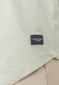 Jack & Jones JJENOA TEE CREW NECK - Basic póló - desert sage